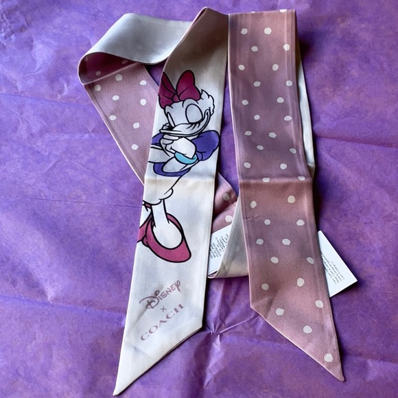 🎀 DISNEY X COACH DAISY DUCK SCARF 🎀 NWT 🎀 - Picture 8 of 16